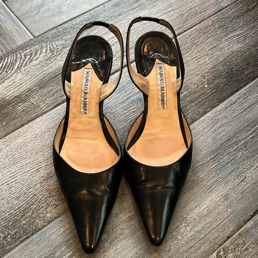 MANOLO BLAHNIK slingback kitten heels